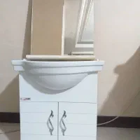 روشویی کابینتی شرکتی با آینه و شیرالات