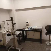 اپتومتریست خانم