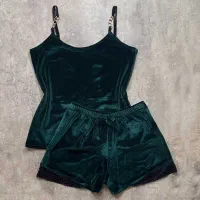 تعدادی لباس خواب و...