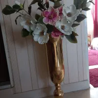 گلدان کنار سالنی با ۶ شاخه گل خارجی