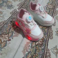 کفش چراغ دار سالم تمیز برای دخترم پاهاش میگره