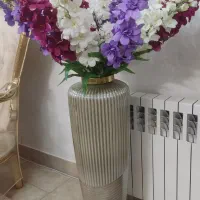 گلدان  دودی رنگ به همراه ده شاخه گل