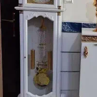 میز تلوزیون و ساعت