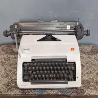 دو دستگاه ماشین تایپ آلمانی