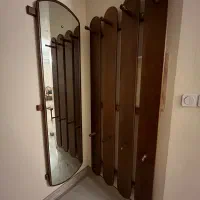 چوب لباسی ایستاده همراه با ایینه