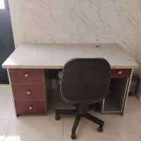 میز تحریر و کامپیوتر