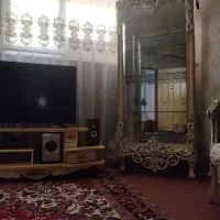 یک بوفه ی چوبی. شیک و میز تلویزیون.