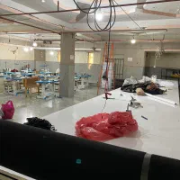 چرخکارخیاط مانتودوز خانم واقا وسط کار وردست برشکار