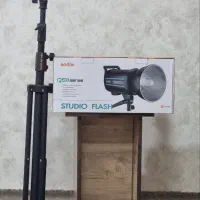 نور فلاش و مدلینگ Godex QS300 II با سه پایه