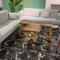 فروشنده ی نمایشگاه مبل