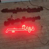 ال ای دی پشت شیشه مغازه