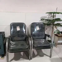 صندلی اداری سالم و میز بزرگ