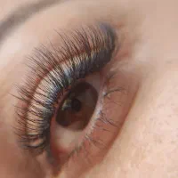 به یک نفر دستیار برای لاین مژه