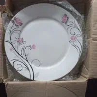 تعدادی ظرف نو  با جعبه