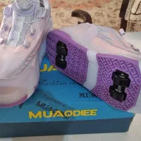 کفش ورزشی اسکیت دار