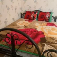 تخت خواب دو نفره همراه با روتختی و بالشت و تشک