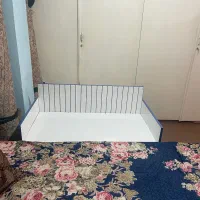 تخت کنار مادر