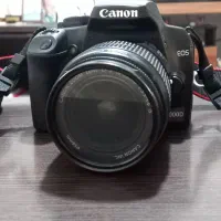 یه عدد دوربین 1000D کَنون (canon)