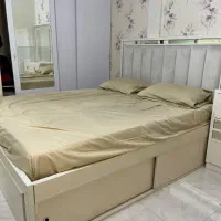 تخت دو نفره ی باکس دار همراه با تشک و میز و اینه