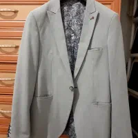 دو عدد کت|لباس|هرسین, |دیوار