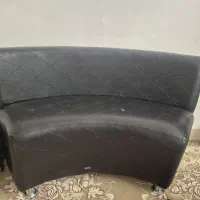 میز نهار خوری  و دو عدد نیمکت چرمی