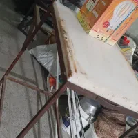 تخته مرغ فروشی و لامپ بزرگ مغازه