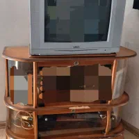 تلوزیون به همراه میز