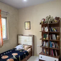 تخت و کتابخانه