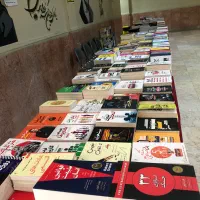 فروشنده کتاب برای نمایشگاه کتاب داخل دانشگاه آزاد