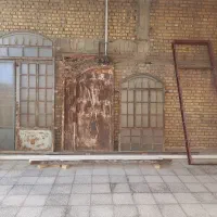 درب و پنجره . در حیاط