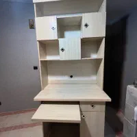 میزکامپیوتر و کتابخانه و دکور