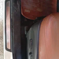مسافری . گردشگری . با ماشین خارجی