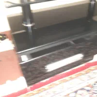 میز شیشه ای زیر تلویزیون