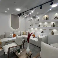 به تعدادی کارگر برای ساخت مبل راحتی