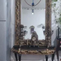 تکیه. اینه. ساعت. تابلو.گیاه