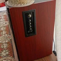 باند کنار میز تلویزیون