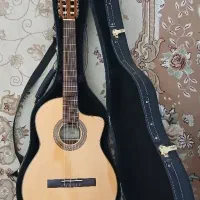 گیتار کلاسیک بهمراه هارو کیس و پایه گیتار