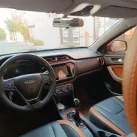 راننده جوان آشنا به جاده همراه با ماشین شاسی