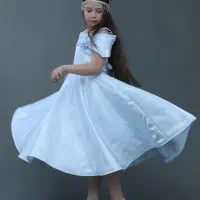 فروشنده خانم پوشاک مجلسی دخترانه