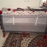 تخت کنار مادر