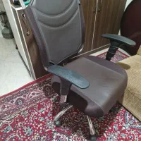 صندلی اداری وکامپیوتر