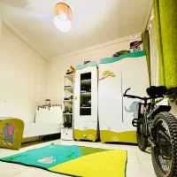 تخت و‌کمدکودک ونوجوان همراه بافرش وچراغ خواب و ...