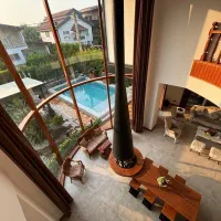 تهاتر عمارت باشکوه شیشه ای در شهرک جنگلی سیاهرود