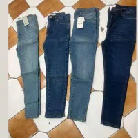 تعدادی شلوار لی زنانه به فروش میرسد