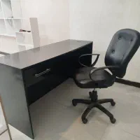 فروش میز و صندلی راحتی و ۸ عدد قفسه