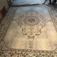 سه عدد فرش نو ست با یک عدد مبل سلطنتی نه نفره