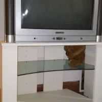 تلویزیون قدیمی به همراه میز