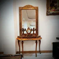 یک عدد اینه کنسول و میز تحریر