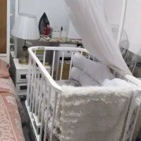 تخت کنار مادر