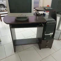 کامپیوتر به همراه میز